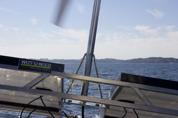 Panneaux solaires Wattuneed sur un bateau en pleine mer.